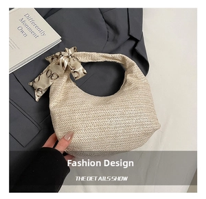 Détail du sac à main demi-lune tissé beige avec foulard en soie à motif de chaîne