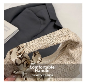 Détail du tissage en paille et du foulard en soie enroulé sur la poignée du sac à main