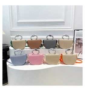 Détails des sacs demi-lune avec poignées métalliques en huit coloris tendance