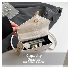 Vue intérieure du sac bandoulière blanc cassé effet crocodile montrant la capacité