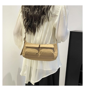 Borsa a tracolla kaki multitasche indossata da una modella per stile e misura