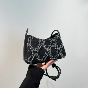 Kontrastreiche Jeans-Schultertasche mit weißen Fransen-Rauten und Lederriemen