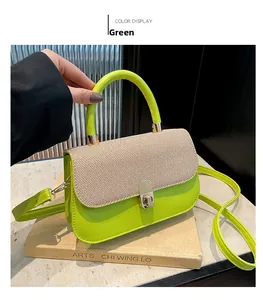 Gros plan du sac bandoulière vert citron avec rabat en sergé et fermoir doré