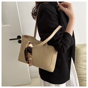 Sac fourre-tout beige chic avec détail foulard en soie fleurie et surpiqûres blanches
