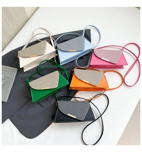 Detailweergave van minimalistische mini-crossbodytassen in zes kleuren met gouden metalen trim