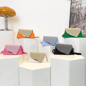 Modieuze vierkante crossbodytassen in snoepkleuren met geweven flap en goudkleurig detail