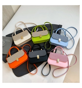 Collection de petits sacs carrés en six couleurs avec des détails en maille tissée
