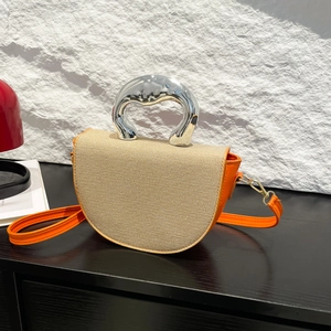 Sac à main demi-lune en paille beige avec cuir orange et poignée en métal argenté