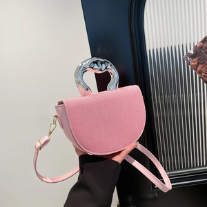 Sac à main demi-lune rose avec texture scintillante et poignée en métal argenté