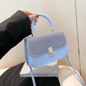 Petit sac carré bleu clair avec rabat tissé contrasté et fermoir doré chic
