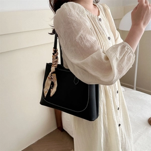 Sac cabas classique en cuir noir avec surpiqûres blanches et détail de foulard en soie