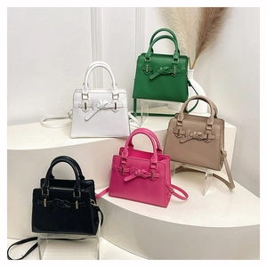 Détails de cinq couleurs élégantes pour ce sac à main structuré en similicuir chic