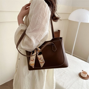 Sac fourre-tout marron foncé avec coutures contrastées et détail foulard pour femme