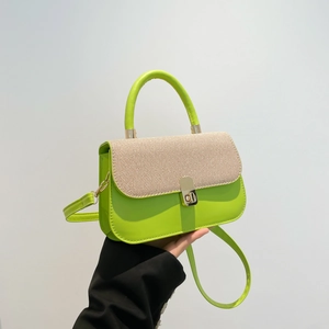 Sac bandoulière en similicuir vert fluo et paille tissée avec boucle dorée et anse