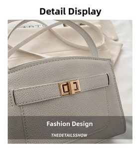 Détail de la texture cuir grainé blanc et du fermoir rotatif doré sur le sac