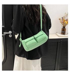 Dettaglio della borsa a tracolla imbottita verde menta con due tasche frontali