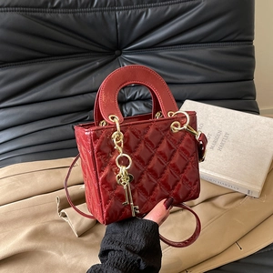 Mini sac à main rouge matelassé avec breloque clé dorée et bandoulière réglable