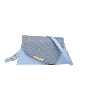 Sac bandoulière bleu clair asymétrique avec rabat rayé et détail en métal doré