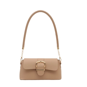 Borsa sottobraccio retrò in pelle beige con fibbia dorata e manico a catena su bianco
