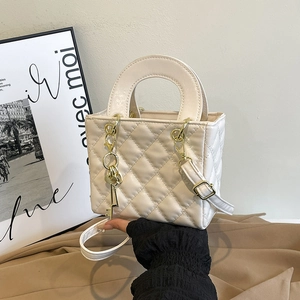 Mini sac à main matelassé crème avec détails dorés et chaîne, porté à la main pour femme