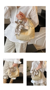 Détail d'un sac à main en paille tressée beige avec foulard en soie imprimé