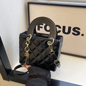 Mini sac matelassé noir avec breloque clé dorée et bandoulière réglable