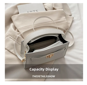 Détail du sac à main blanc en cuir montrant l'intérieur spacieux pour téléphone et portefeuille