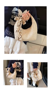 Détail du sac en paille avec poignée en foulard de soie et fermeture zippée fluide