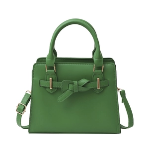 Sac à main élégant en cuir PU vert avec nœud et détails dorés sur fond blanc neutre