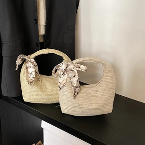 Sac à main hobo en paille tressée avec foulard en soie pour la plage au printemps été