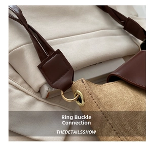 Détail macro du tissu beige tissé et de la bandoulière en cuir marron avec boucles dorées