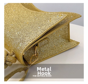 Détail du tissu à paillettes dorées et du fermoir mousqueton en métal de haute qualité
