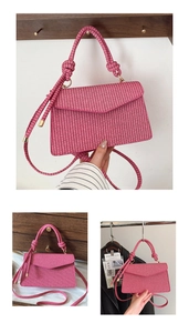 Détail du sac tressé rose montrant la texture, le rabat triangle et le fermoir métal