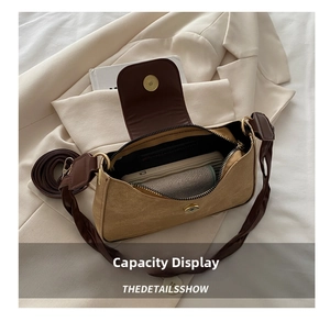 Vue intérieure montrant la grande capacité du sac à bandoulière en daim vintage