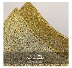 Gros plan sur la texture des paillettes dorées et les coutures de précision du sac