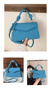 Détail du sac à main bleu tissé montrant la texture quadrillée et le fermoir doré