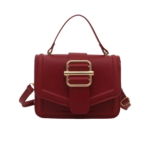 Sac à main rouge pour femme avec boucle dorée et bandoulière réglable chic