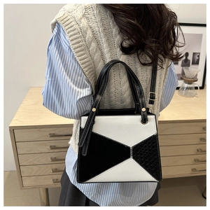 Detail of the high-quality faux leather crossbody bag with chic crocodile texture