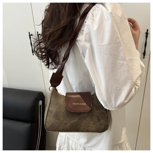 Sac bandoulière rétro avec texture vieillie et bandoulière en cuir tressé sur modèle