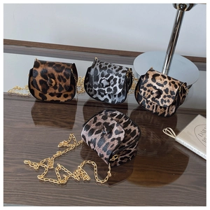 Detailanzeige von vier Mini-Satteltaschen mit Leopardenmuster und eleganten Goldketten