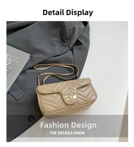 Détail du sac bandoulière en cuir matelassé beige avec chaîne dorée et fermoir