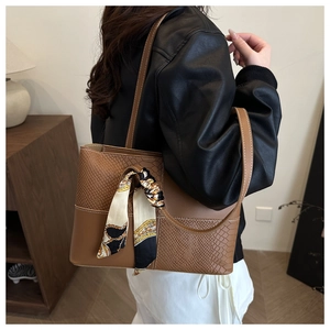 Sac fourre-tout marron à motif crocodile avec détail de foulard en soie sur la poignée