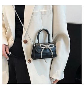 Mini sac bandoulière noir avec nœud en strass argentés et fine bandoulière chaîne