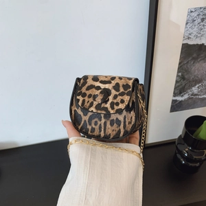 Mini-Satteltasche mit Leopardenmuster und Goldkette für Damen, modischer Sommertrend 2025