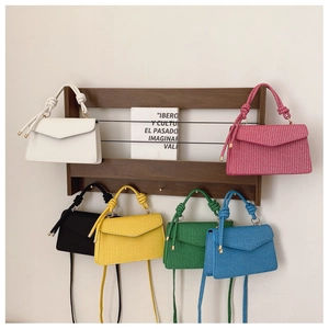 Détails de six sacs à bandoulière en cuir PU tressé couleur bonbon sur un support en bois