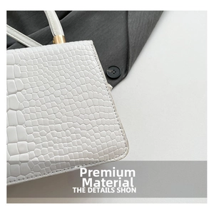 Dettaglio della texture a coccodrillo bianco con eleganti inserti in metallo oro