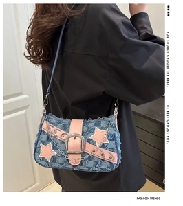 Détail du sac d'épaule en jean avec patch étoile rose et chaîne argentée