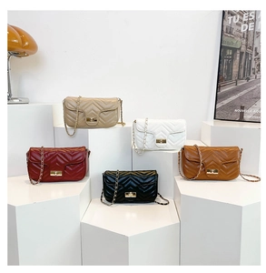 Sacs à bandoulière matelassés en cinq couleurs : beige, noir et bordeaux