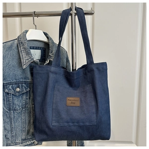 Gros plan détaillé du sac cabas en denim foncé avec un patch en cuir Fashion Bag marron
