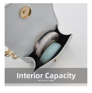 Détails de l'intérieur d'un mini sac blanc à chaîne montrant sa capacité de rangement